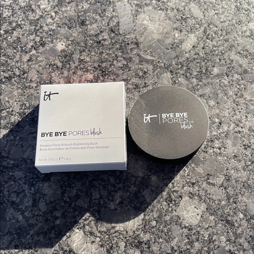 IT Cosmetics Bye Bye Pores Blush in JeNe Sais Quoi (Natural Pink) poreless